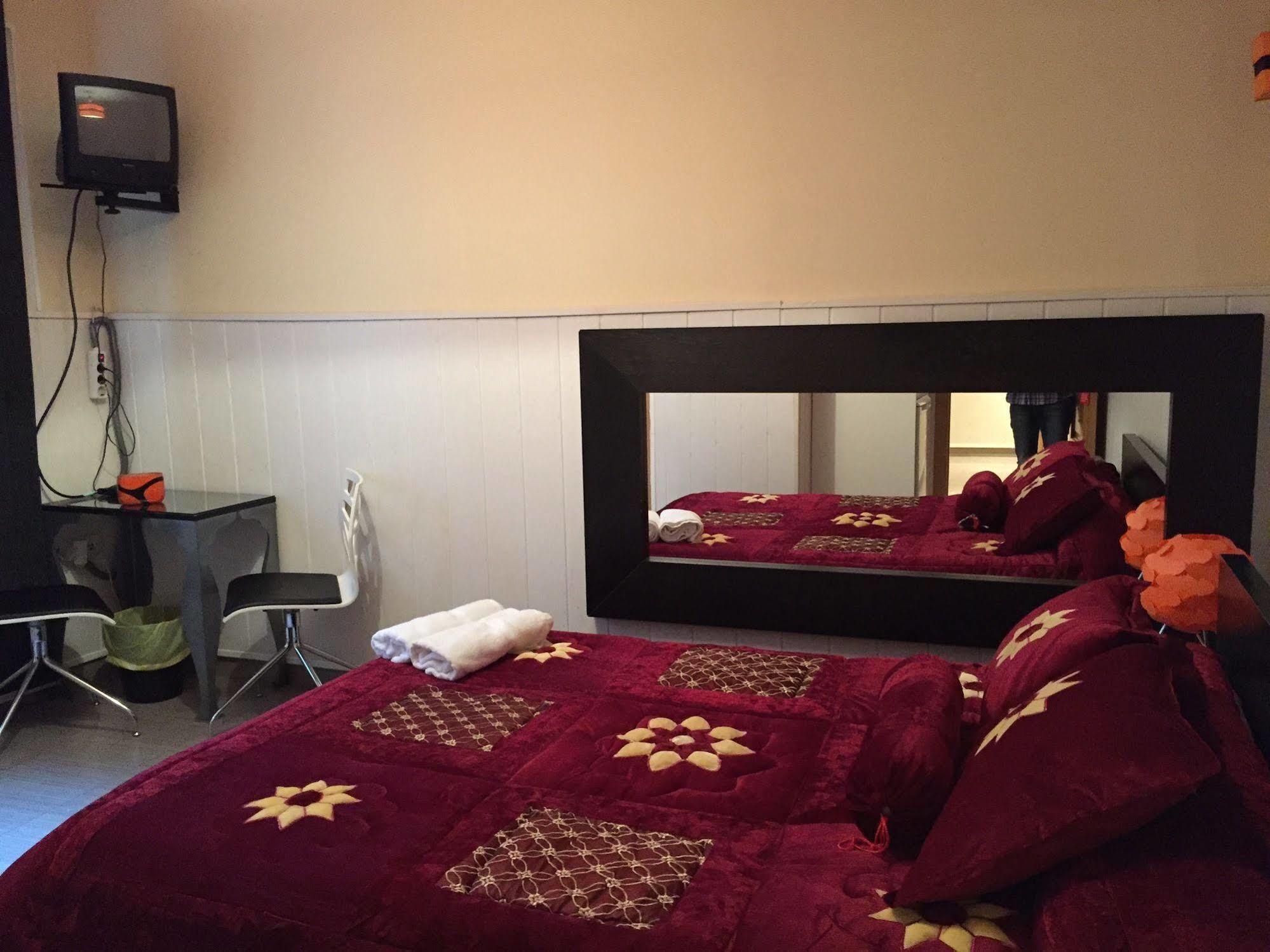 Hostal Oxum Madrid Exterior photo