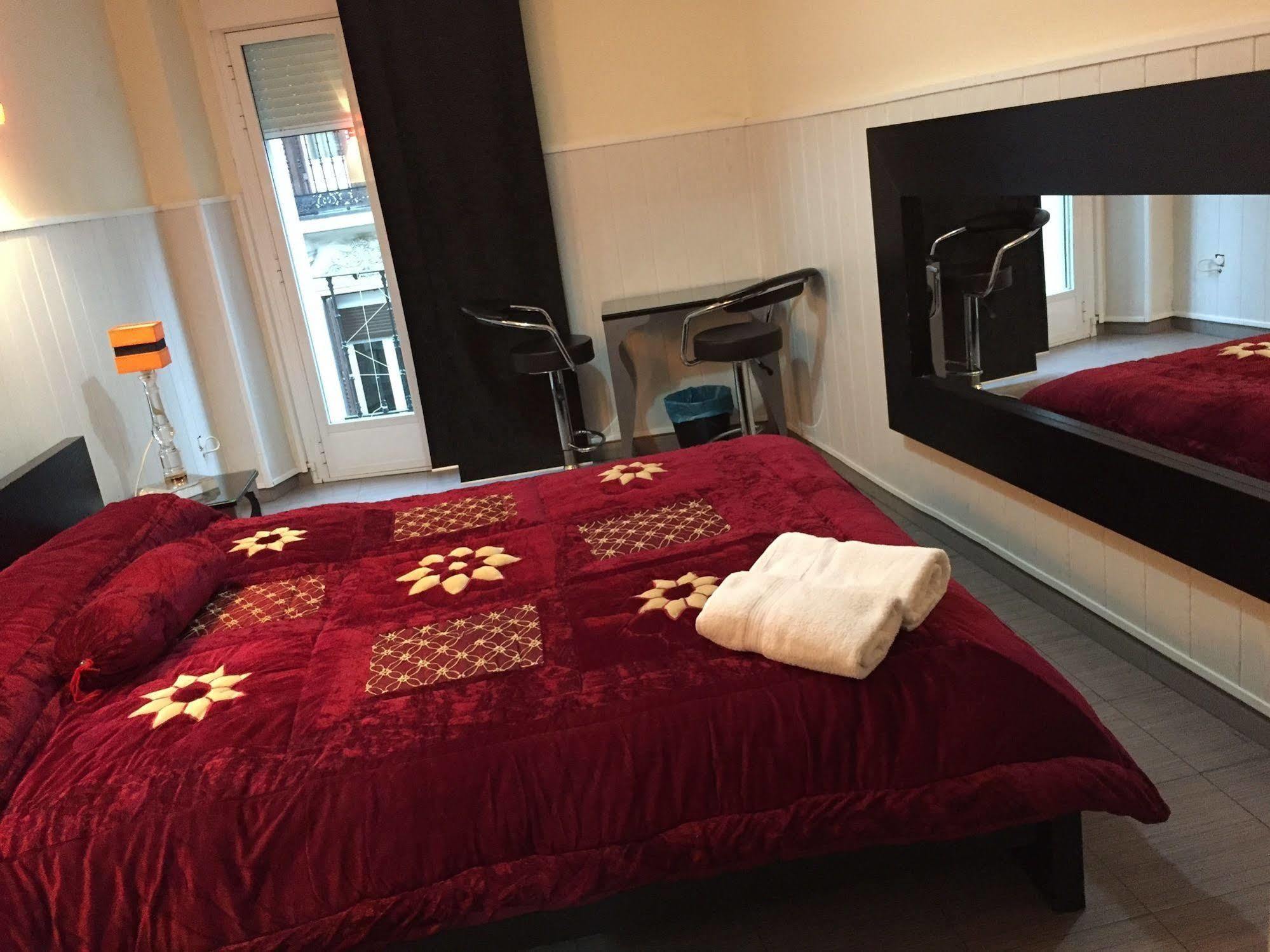Hostal Oxum Madrid Exterior photo