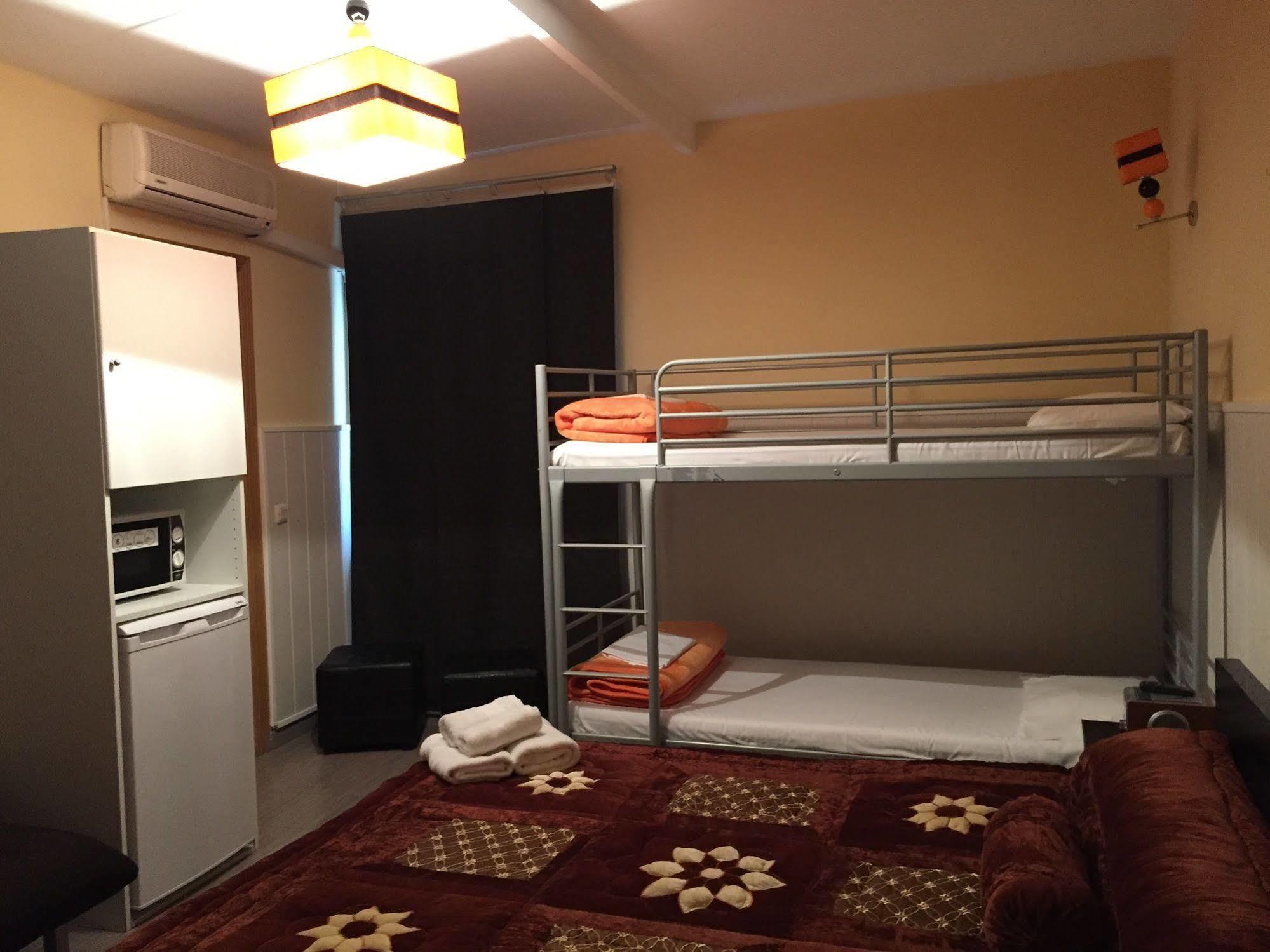 Hostal Oxum Madrid Exterior photo